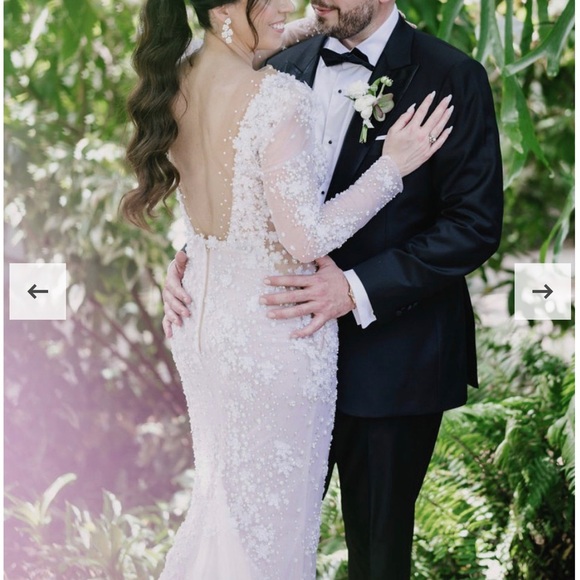 💎🤍💎 Berta Wedding Dress & Matching Veil 19-201 from 2022 Bridal Collection - Picture 6 of 9